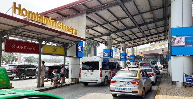 Cận cảnh Sân bay Nội Bài trong cao điểm ngày đầu nghỉ lễ - Ảnh 15