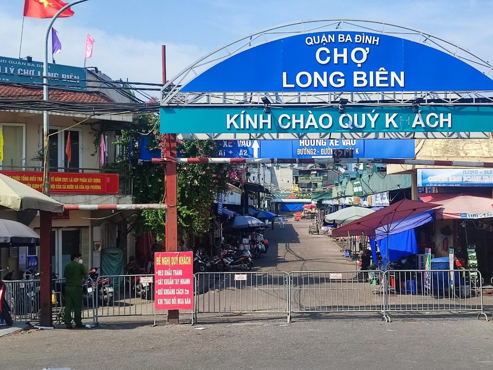 Hà Nội: Phong toả, cách ly y tế đối với chợ Long Biên - Ảnh 1