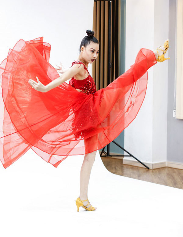 Top 9 Vietnam's next top model 2017 quyến rũ trong sắc đỏ - Ảnh 12