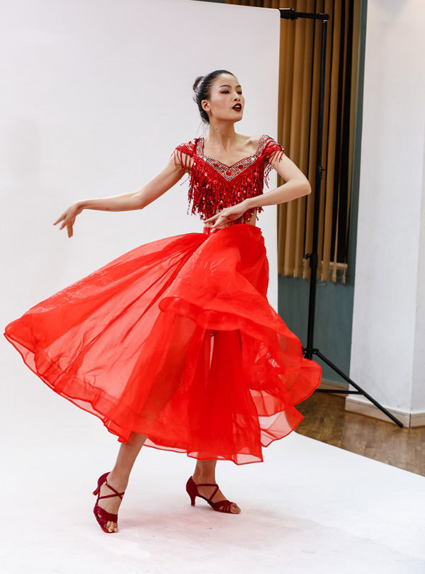 Top 9 Vietnam's next top model 2017 quyến rũ trong sắc đỏ - Ảnh 2