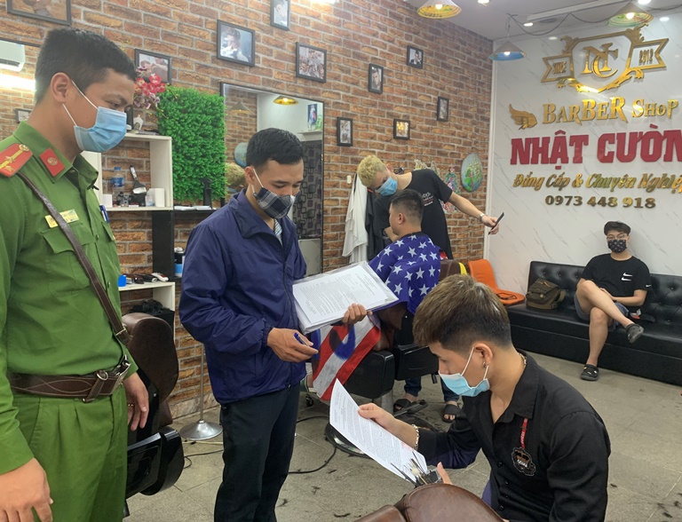 Quận Hoàng Mai: Các cửa hàng dịch vụ thực hiện nghiêm việc đóng cửa từ trưa 25/5 - Ảnh 4