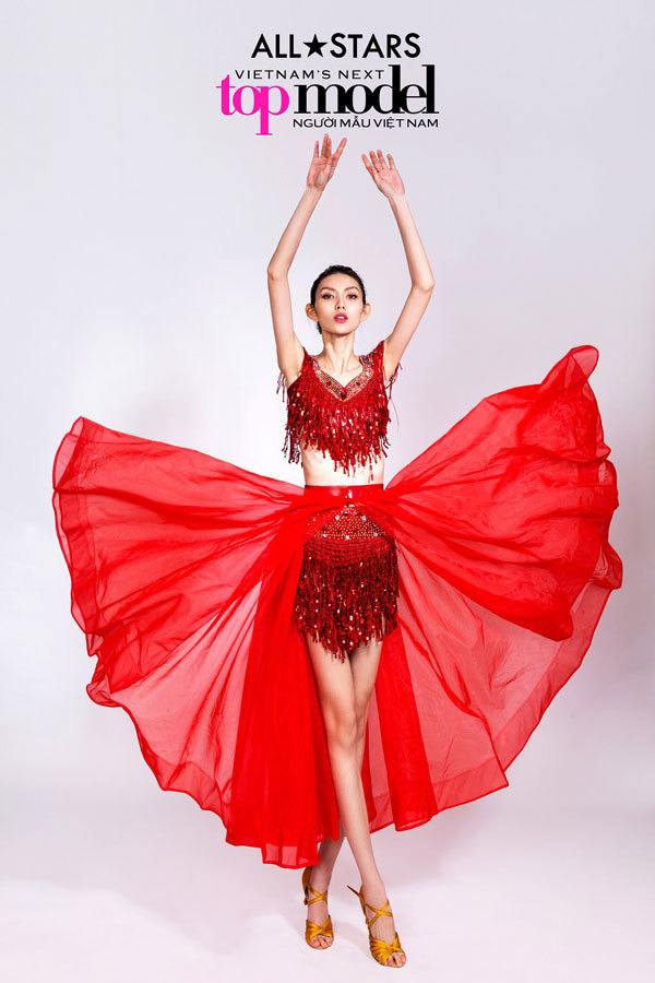 Top 9 Vietnam's next top model 2017 quyến rũ trong sắc đỏ - Ảnh 11