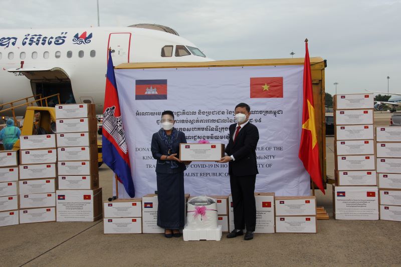 Campuchia trao tặng 100 máy tạo oxy cho TP Hồ Chí Minh - Ảnh 1