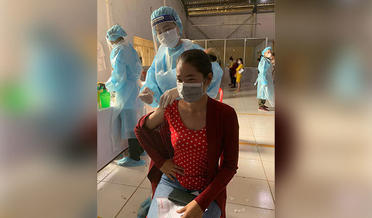 Tiêm vaccine Covid-19, một người dân Campuchia lĩnh hơn 50 triệu tiền thưởng - Ảnh 1