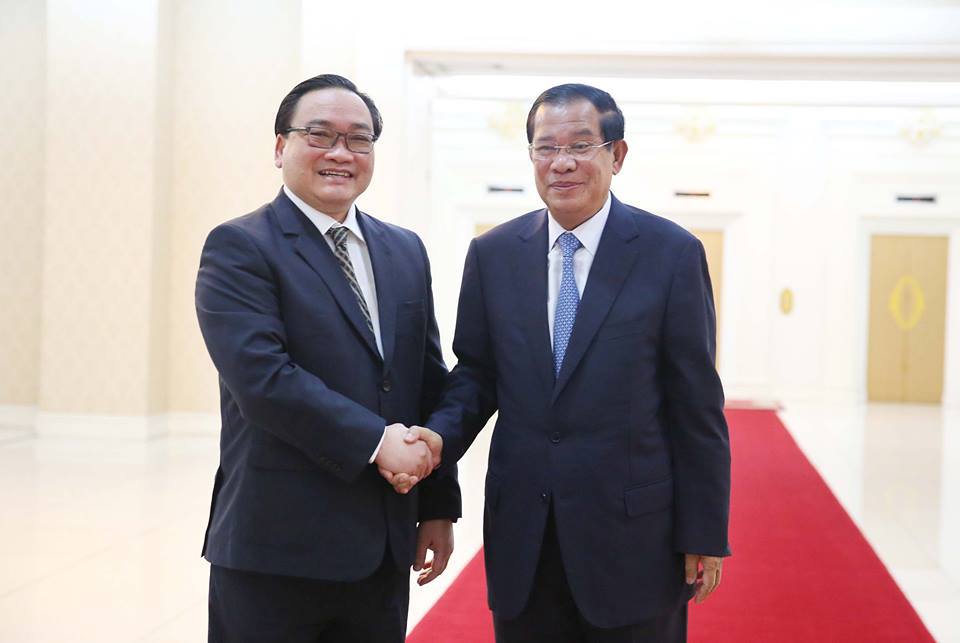 Bí thư Thành ủy Hà Nội Hoàng Trung Hải chào xã giao Thủ tướng Campuchia - Ảnh 1