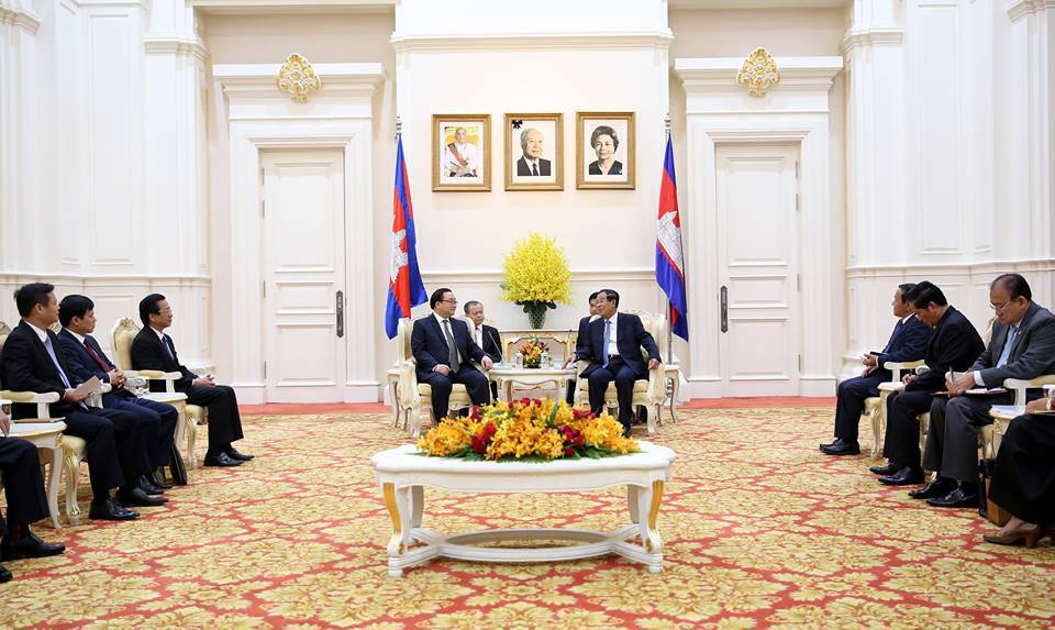 Bí thư Thành ủy Hà Nội Hoàng Trung Hải chào xã giao Thủ tướng Campuchia - Ảnh 2