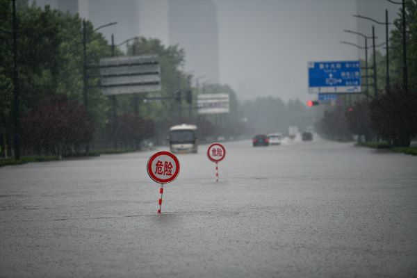 Mưa lớn không ngừng, Trung Quốc nâng cảnh báo ứng phó lũ khẩn cấp - Ảnh 1