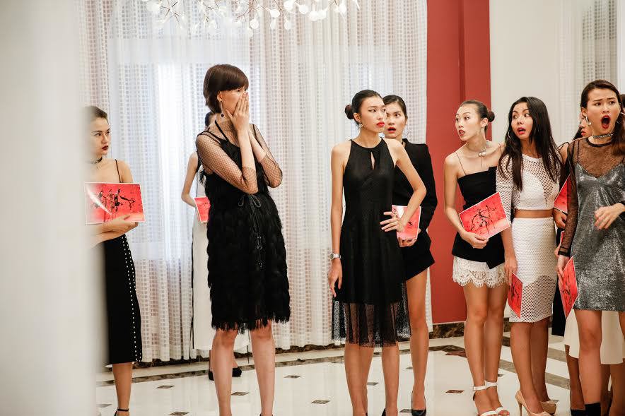 Biểu cảm "độc" của thí sinh Vietnam's next top model khi Phương Oanh bị loại - Ảnh 1