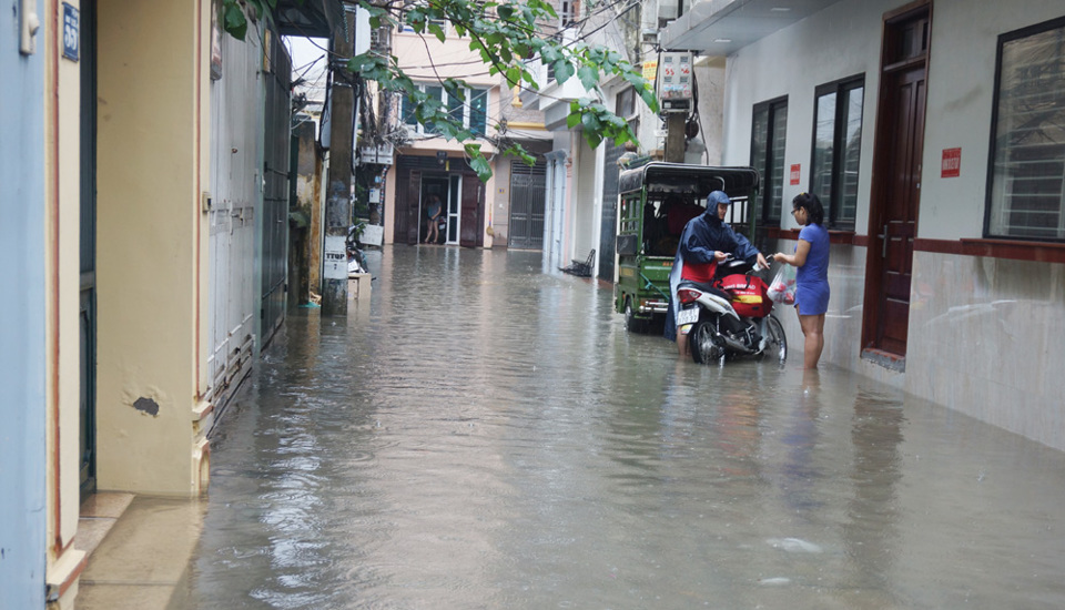 Tại phường Yên Hòa, quận Cầu giấy: Hàng trăm hộ dân sống chung với ngập lụt - Ảnh 1