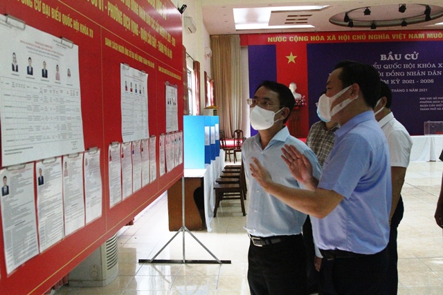 Phó Chủ tịch UBND TP Hà Nội Nguyễn Trọng Đông kiểm tra công tác phòng chống dịch, chuẩn bị bầu cử tại quận Cầu Giấy - Ảnh 1