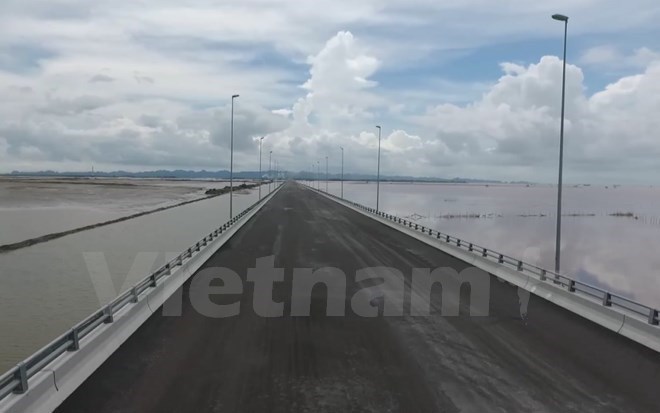Xử lý hành vi trải chiếu ăn nhậu trên cầu vượt biển dài nhất Việt Nam - Ảnh 1