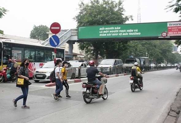 Hà Nội: Bỏ mặc cầu đi bộ, người dân vô tư di chuyển dưới lòng đường - Ảnh 2