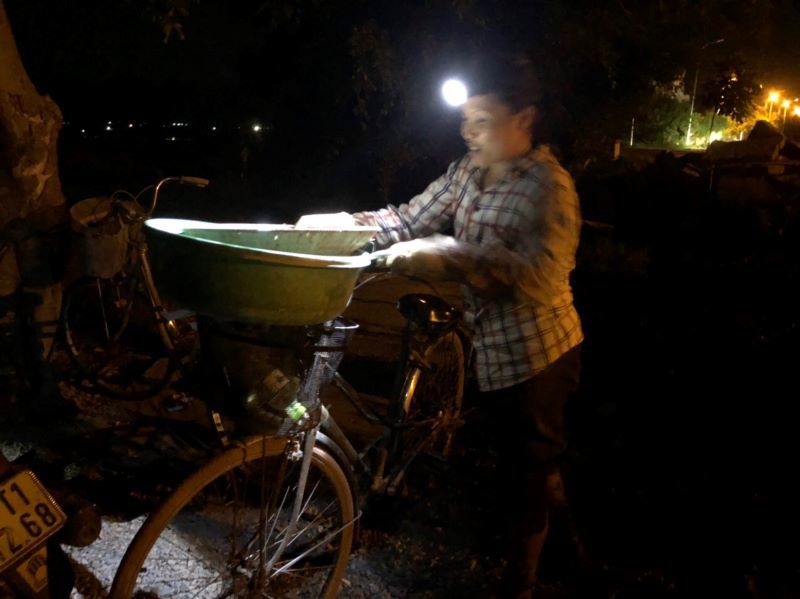 Hà Nội: Nông dân chong đèn cấy lúa đêm tránh nắng - Ảnh 7