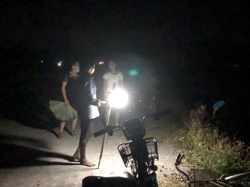 Hà Nội: Nông dân chong đèn cấy lúa đêm tránh nắng - Ảnh 6