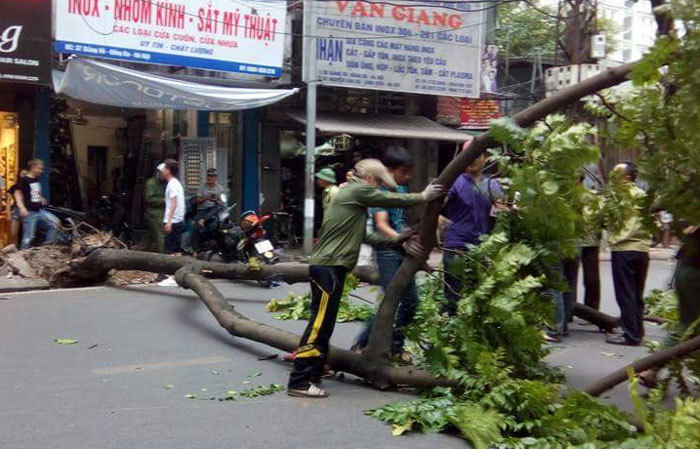 Người dân hạn chế ra đường khi có mưa giông - Ảnh 1