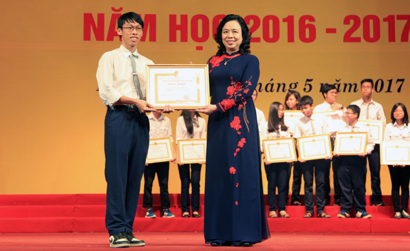 Hà Nội khen thưởng học sinh giỏi tiêu biểu năm học 2016 - 2017 - Ảnh 2