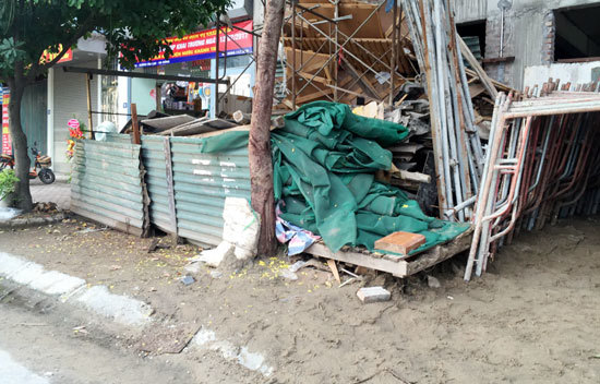 Cần xử lý nghiêm việc chiếm dụng vỉa hè xây dựng công trình ở phường Mộ Lao - Ảnh 1