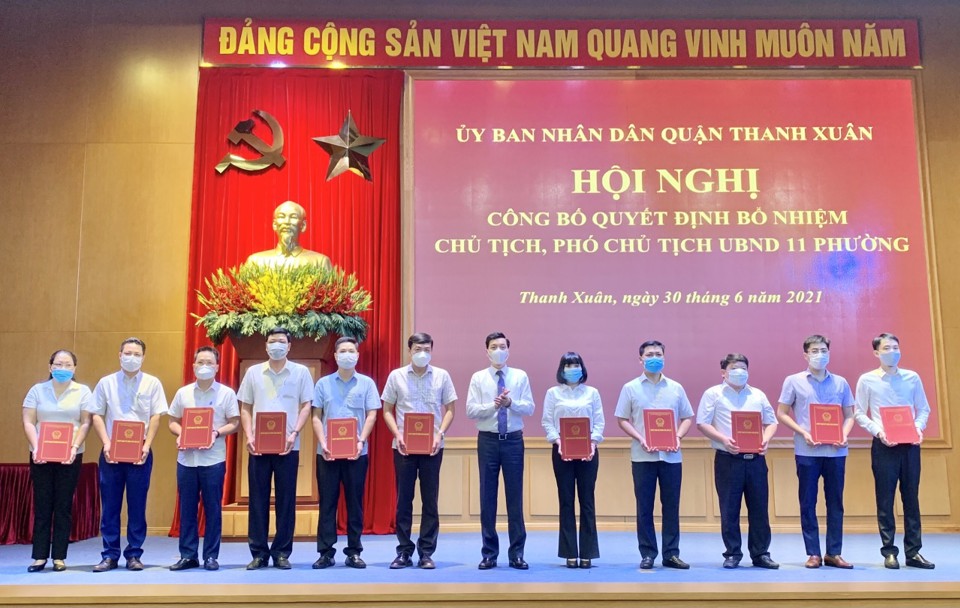 Quận Thanh Xuân công bố quyết định bổ nhiệm 33 Chủ tịch, Phó Chủ tịch các phường - Ảnh 1