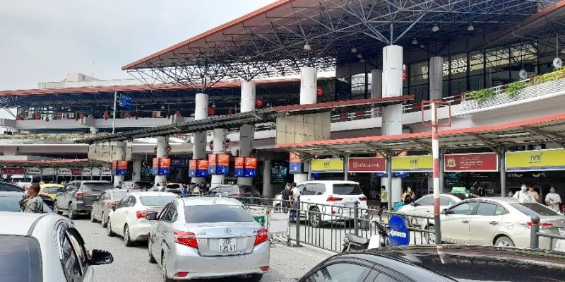 Cận cảnh Sân bay Nội Bài trong cao điểm ngày đầu nghỉ lễ - Ảnh 16