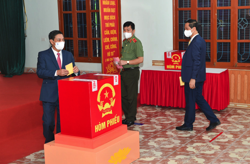 Chủ tịch Quốc hội Vương Đình Huệ, Phó Thủ tướng Chính phủ Lê Văn Thành thực hiện bầu cử tại Hải Phòng - Ảnh 2