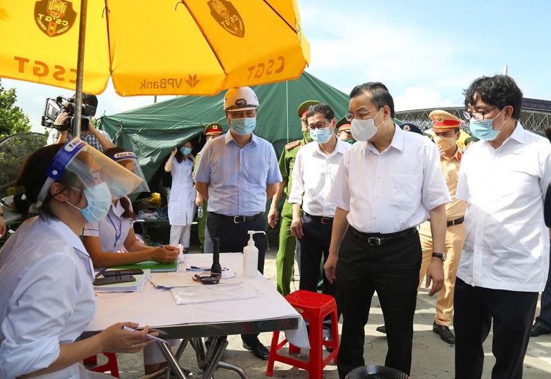 Chủ tịch UBND TP Hà Nội Chu Ngọc Anh kiểm tra phòng dịch tại chốt kiểm soát ra vào Thủ đô - Ảnh 1