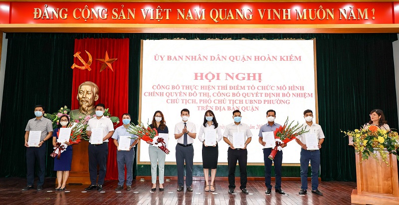 Quận Hoàn Kiếm công bố quyết định bổ nhiệm 16 Chủ tịch, 35 Phó Chủ tịch UBND phường - Ảnh 3