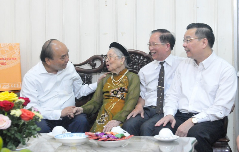 Chủ tịch nước Nguyễn Xuân Phúc thăm, tặng quà gia đình chính sách trên địa bàn Hà Nội - Ảnh 1