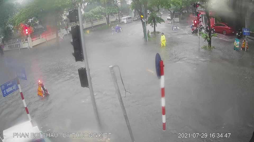Hà Nội: Đường phố vắng tanh trong chiều mưa lớn, một số tuyến phố bị ngập - Ảnh 1