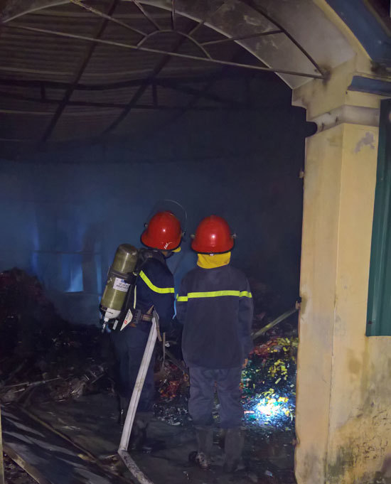 Cháy tại xã Duyên Thái, huyện Thường Tín làm 1 người bị thương - Ảnh 1