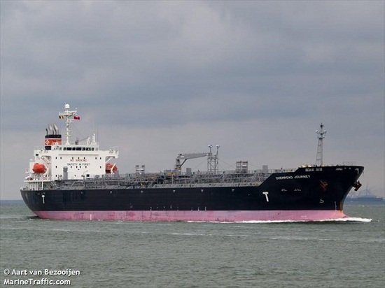 Vụ tàu nước ngoài bị mắc cạn: Nỗ lực ngăn gần 300 tấn dầu tràn ra biển - Ảnh 1