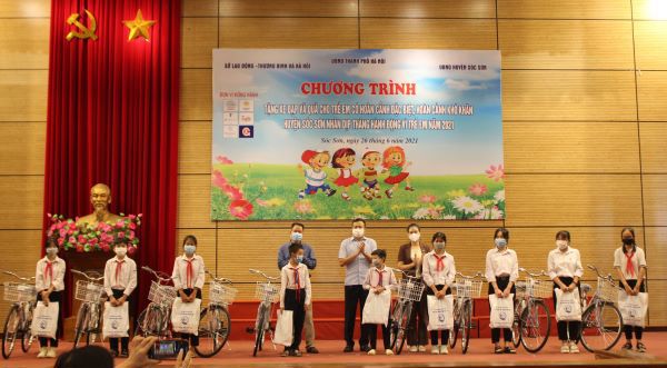 Phó Chủ tịch UBND TP Hà Nội Chử Xuân Dũng tặng xe đạp và quà cho trẻ em - Ảnh 2