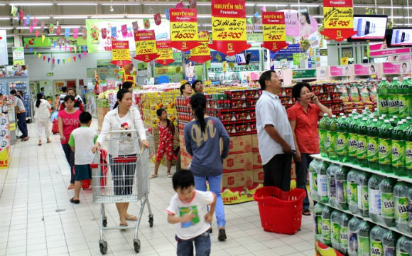 Người Việt giảm tiền tiết kiệm, tăng chi tiêu cá nhân - Ảnh 1