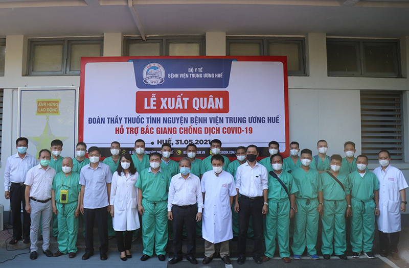 Đoàn y bác sĩ Bệnh viện Trung ương Huế lên đường chi viện Bắc Giang chống dịch - Ảnh 1