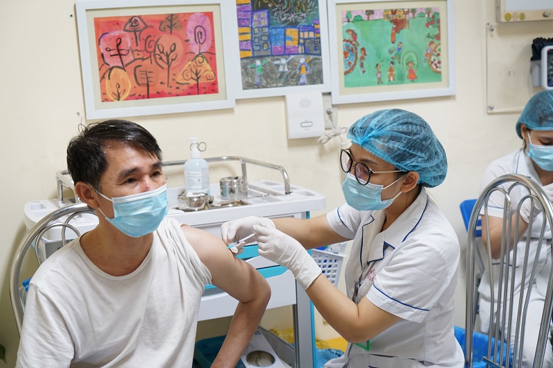 Chiến dịch tiêm vaccine lớn nhất lịch sử Việt Nam: Vũ khí chấm dứt đại dịch Covid-19 - Ảnh 1
