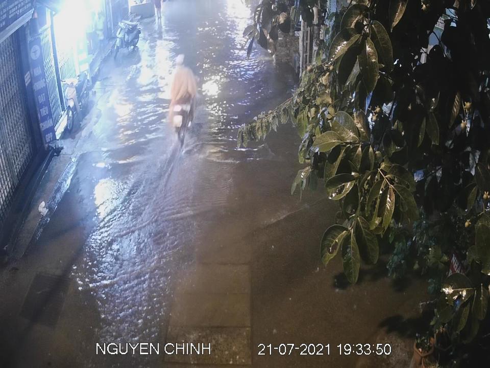 Hà Nội mưa lớn, cảnh báo nguy cơ ngập lụt trong khu vực nội thành - Ảnh 5