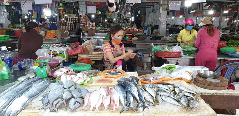 Thực hiện giãn cách, người dân Đà Nẵng đi chợ giảm 30% - Ảnh 2