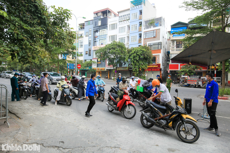 [Ảnh] Hà Nội: Đi mua điện thoại trong thời gian giãn cách xã hội, 2 trường hợp bị xử phạt 4 triệu đồng - Ảnh 2