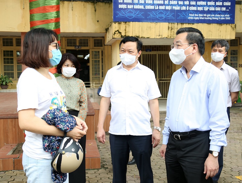 Chủ tịch UBND TP Chu Ngọc Anh kiểm tra công tác phòng dịch Covid-19 ở các điểm thi quận Hoàn Kiếm, Đống Đa - Ảnh 3