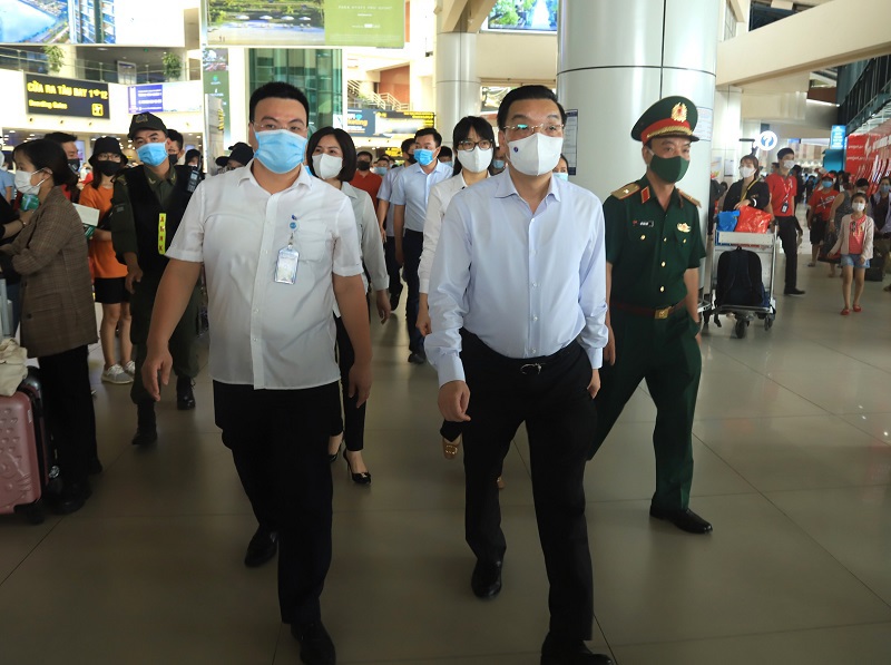 Chủ tịch UBND TP Hà Nội kiểm tra công tác phòng chống Covid-19 ở sân bay Nội Bài, bến xe Mỹ Đình - Ảnh 1