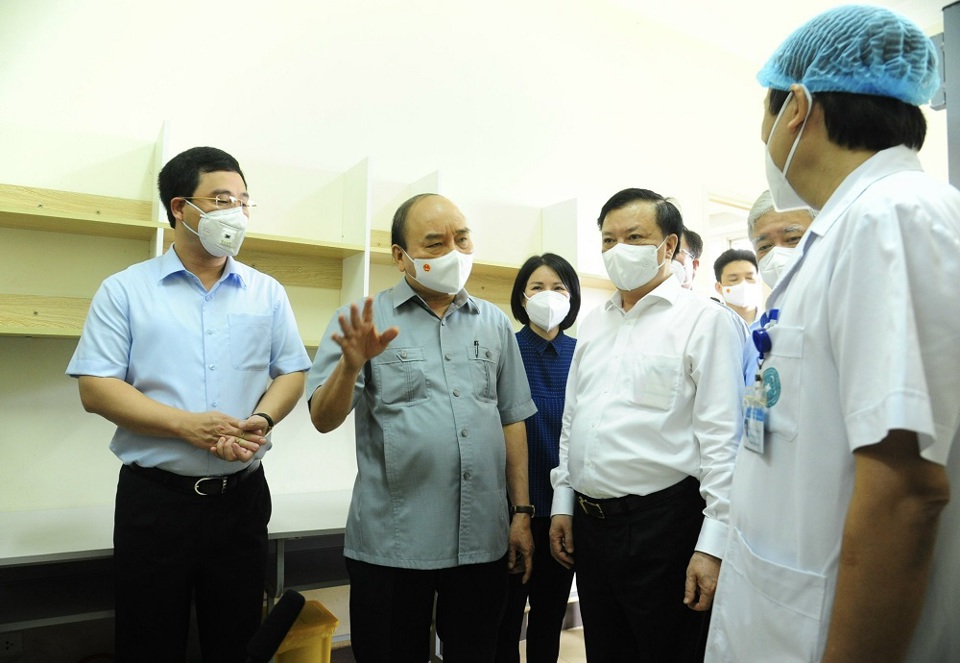 Chủ tịch nước Nguyễn Xuân Phúc thăm, động viên cán bộ, chiến sỹ, nhân viên y tế, khu dân cư “vùng xanh” tại Hà Nội - Ảnh 3