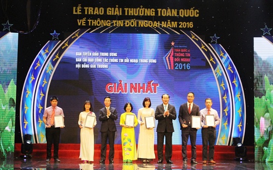 Trao giải thưởng toàn quốc về thông tin đối ngoại năm 2016 - Ảnh 1