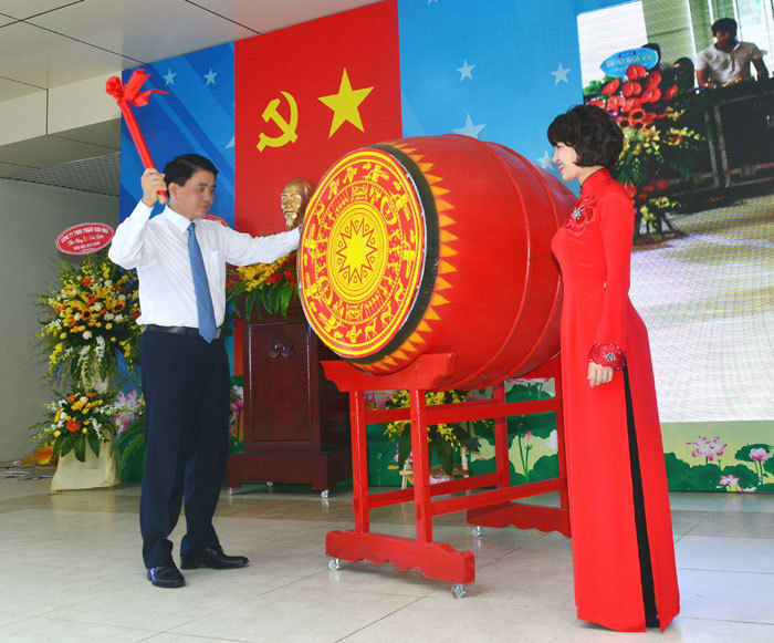 Chủ tịch Nguyễn Đức Chung dự khai giảng năm học mới tại trường THCS Thanh Xuân - Ảnh 1