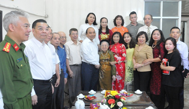 Chủ tịch nước Nguyễn Xuân Phúc thăm, tặng quà gia đình chính sách trên địa bàn Hà Nội - Ảnh 2