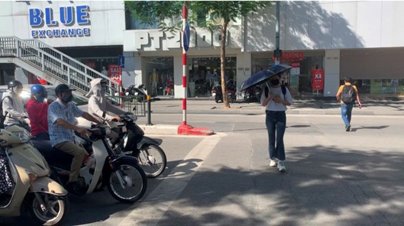 Hà Nội: Bỏ mặc cầu đi bộ, người dân vô tư di chuyển dưới lòng đường - Ảnh 1