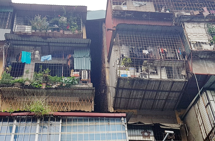 Hà Nội: Bảo đảm an toàn cho người dân tại nhà chung cư cũ nguy hiểm trong mùa mưa bão - Ảnh 1