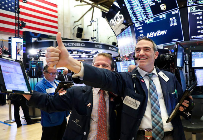 Chứng khoán Mỹ: Nhà đầu tư ào ào gom cổ phiếu, S&P 500 lập kỷ lục mới - Ảnh 1