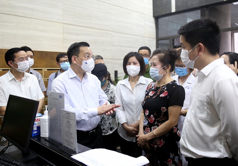 Chủ tịch UBND TP Hà Nội kiểm tra công tác phòng chống Covid-19 ở sân bay Nội Bài, bến xe Mỹ Đình - Ảnh 5
