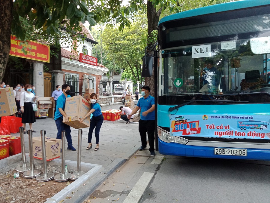 Hà Nội: “Xe buýt siêu thị 0 đồng” bắt đầu phục vụ công nhân khu công nghiệp - Ảnh 1