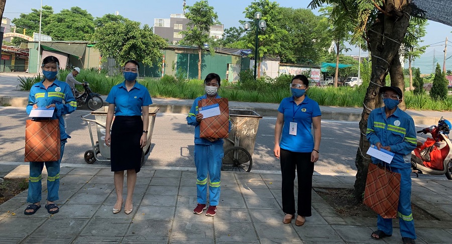 Hà Nội: Kịp thời hỗ trợ công nhân môi trường bị cướp khi đang thu gom rác - Ảnh 1