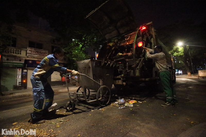 [Ảnh] Hà Nội: Công nhân vệ sinh môi trường "trắng đêm" gom rác giữa đại dịch - Ảnh 13